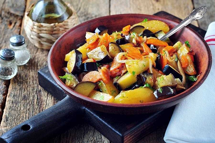 Овощи на сковороде простой рецепт. Овощные блюда. Жареная картошка с овощами. Жаркое из овощей. Овощи баклажан.